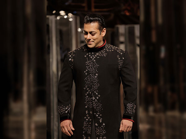 salman-khan-katrina-kaif-walked-the-ramp-manish-malhotra