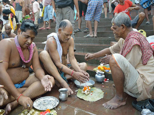 7. जब बायीं तरफ से भोजन ग्रहण करे कौआ 