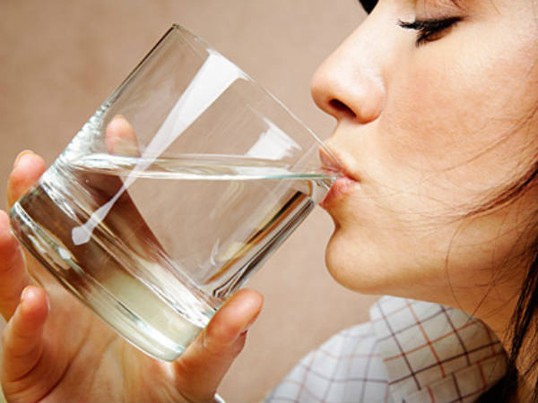 स्किन को मॉइशचराइज़ करने के लिए पानी पिएं