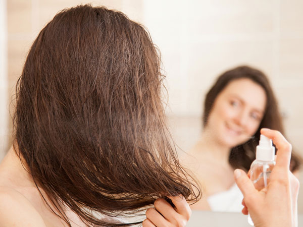 7. बालों पर स्प्रे का ज़्यादा ना करें इस्तेमाल