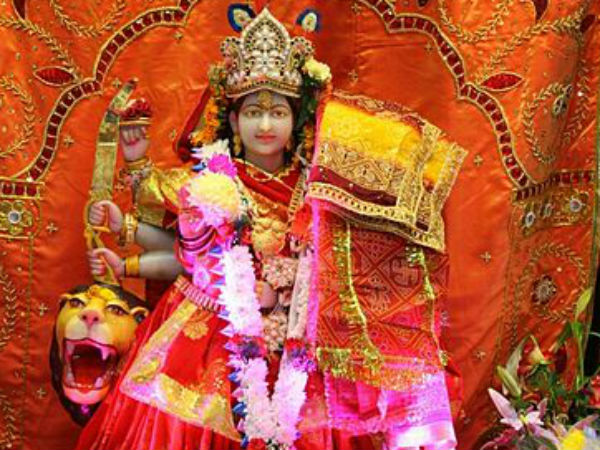 सुहागिने चढ़ाती हैं लाल चुनरी 