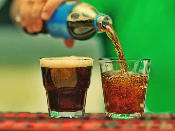 कोल्ड ड्रिंक्स और पैकेड ज्यूस से दूर रहें