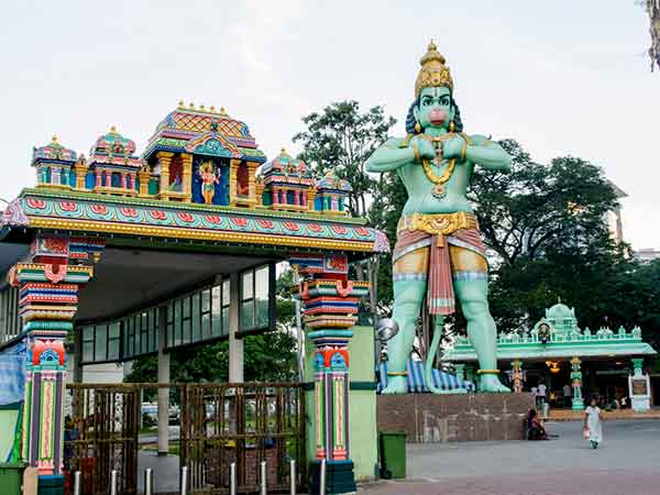 जूते चप्पल उतार कर ही मंदिर में प्रवेश करें