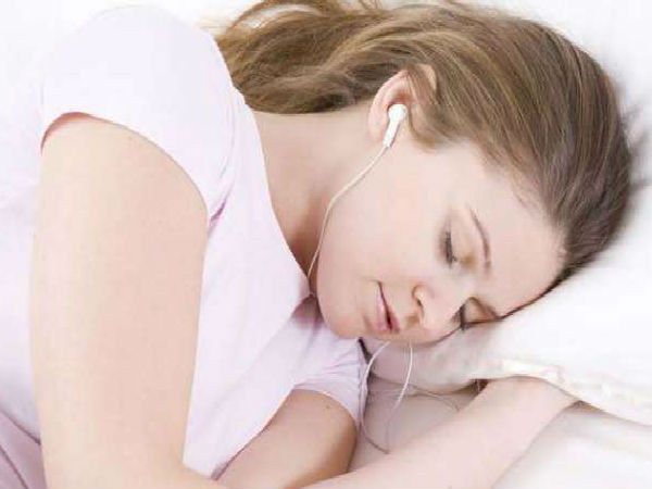 रात को सोते हुए म्यूजिक नहीं सुनना चाहिए?