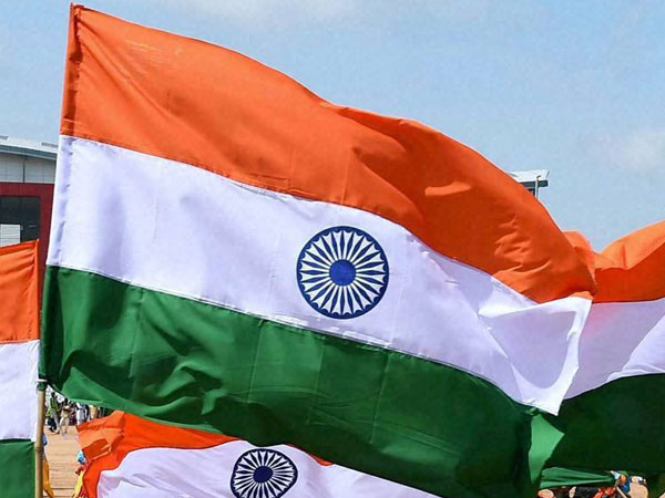 एक दर्जन लोग ही जानते है राष्ट्रीय ध्वज की बुनाई एक दर्जन लोग ही जानते है राष्ट्रीय ध्वज की बुनाई