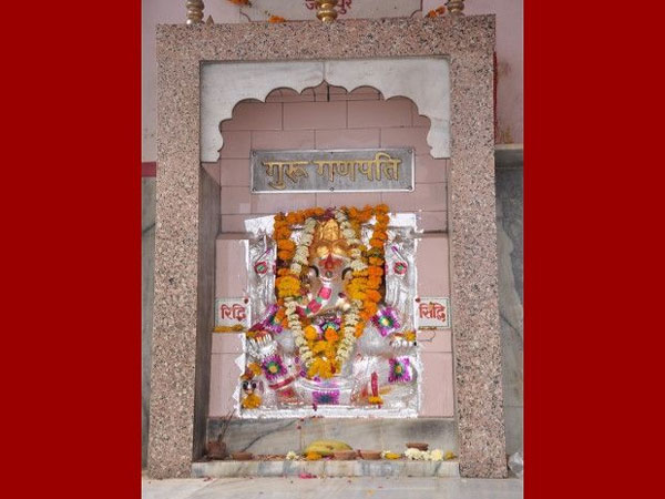 दर्शन करने आते है आज भी युवा भक्त