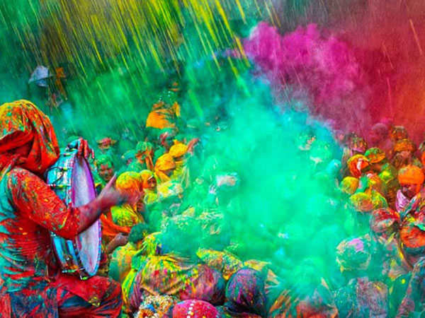 लट्ठमार होली क्यों मनाते हैं?