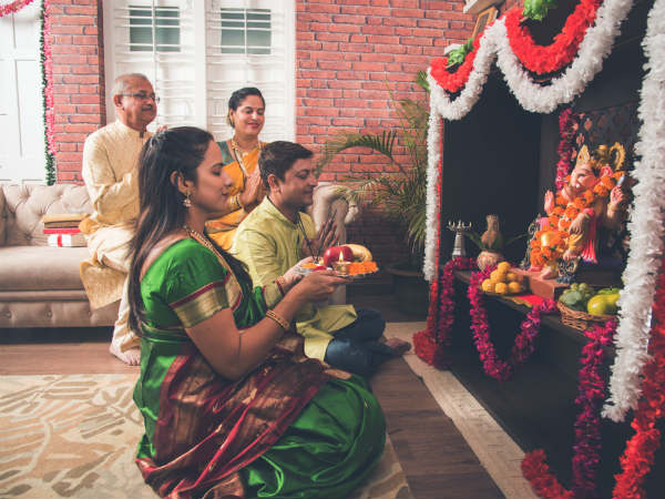 लाल कपड़े की पोटली में रखें
