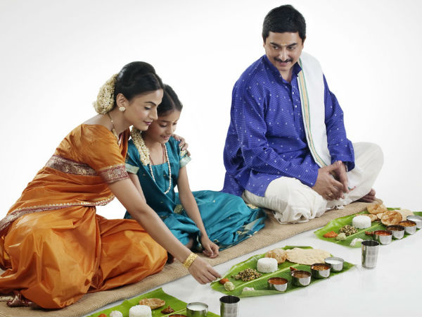 फर्श पर बैठकर खाना खाएं