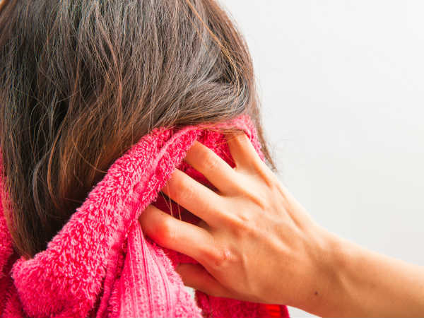 चेहरे और बालों की नमी का रखें ध्यान