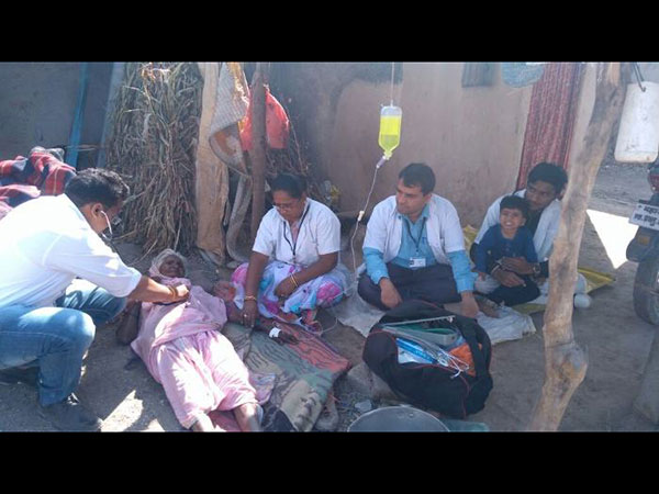 आर्थिक कमजोर और असहाय लोगों की करते है मदद