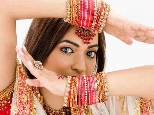 कुछ मेकअप प्रॉडक्ट्स खरीदें
