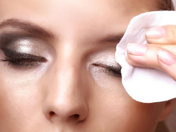 फ्लैश रिफ्लेक्टिंग मेकअप प्रॉडक्ट्स से दूर रहें