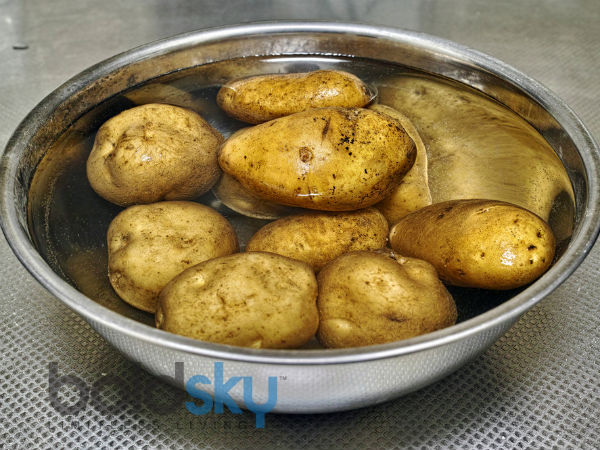 छोटे छोटे छेद कर दें आलू को