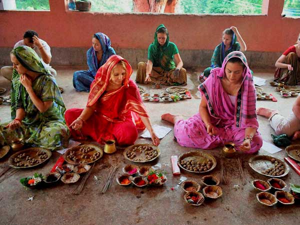 भोजन का थाल सही से पकड़े