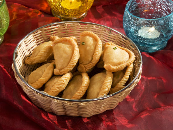 घर की बनी मिठाई खाएं