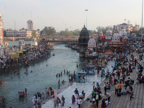 नदी में स्नान