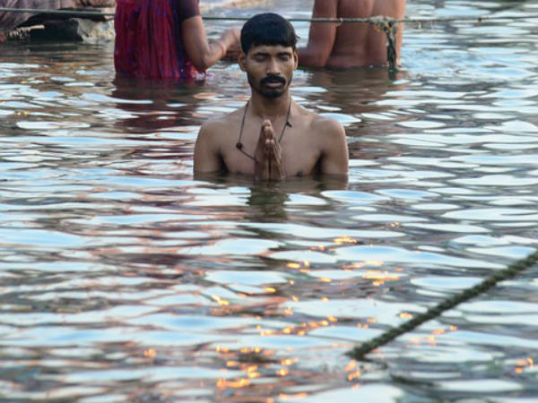 पवित्र जल से करें स्नान पवित्र जल से करें स्नान