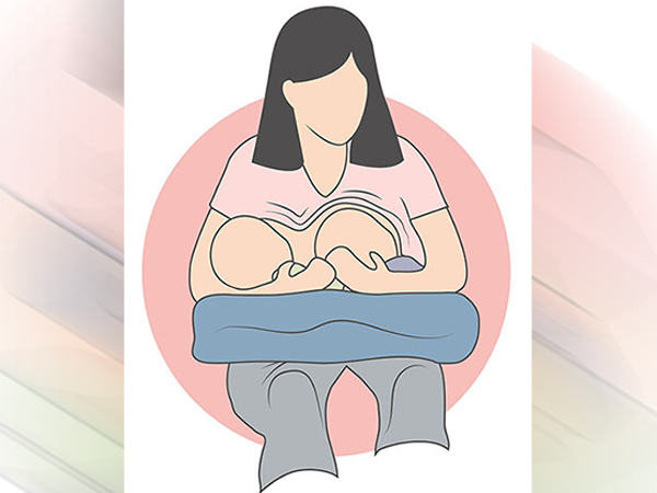 जुड़वा बच्चों को ब्रेस्टफीड करवाने के बेस्ट पोजिशन