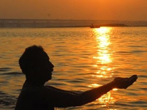 भगवान सूर्य को चढ़ाएं जल
