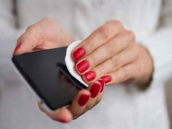 ऐसे साफ करें मोबाइल की स्क्रीन ऐसे साफ करें मोबाइल की स्क्रीन