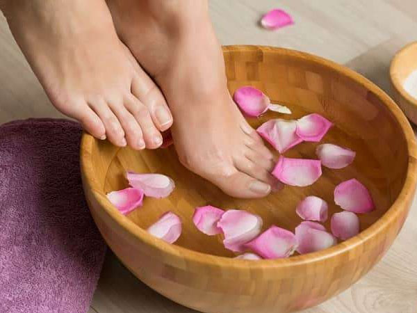 पैर की उंगलियों को अच्छे से साफ करें