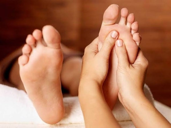 पैरों के तलवों की मसाज