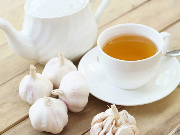 लहसुन की चाय पीने से कंट्रोल रहेगा बीपी, बढ़ते वजन को भी करता है दूर | How Drinking Garlic Tea May Help Keep Your BP Levels In Control - Hindi Boldsky
