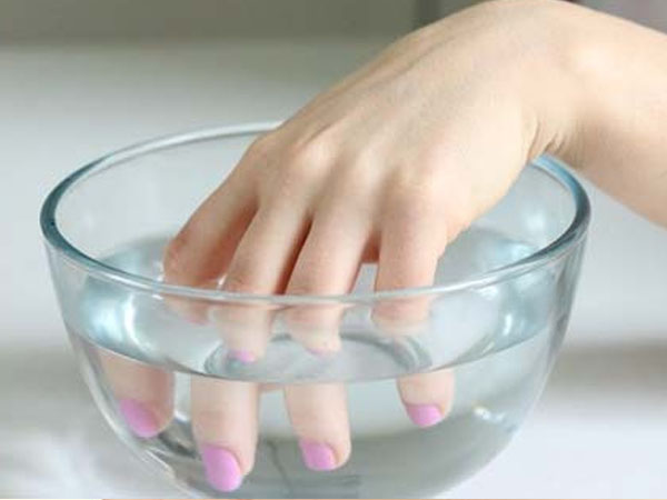 ठंडे पानी में उंगलियों को डुबोएं