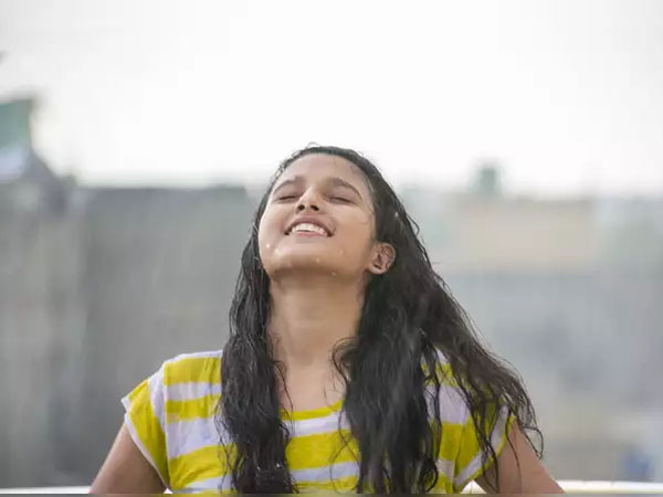 गीले बालों के लिए बरतें सावधानी गीले बालों के लिए बरतें सावधानी