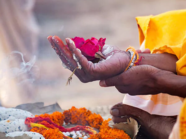 How to Perform Shradh Puja at Home : तीर्थ स्थल या पवित्र नदी में नहीं जा सकते हैं तो इस आसान विधि से घर पर ही करें श्राद्ध कर्म - Hindi Boldsky