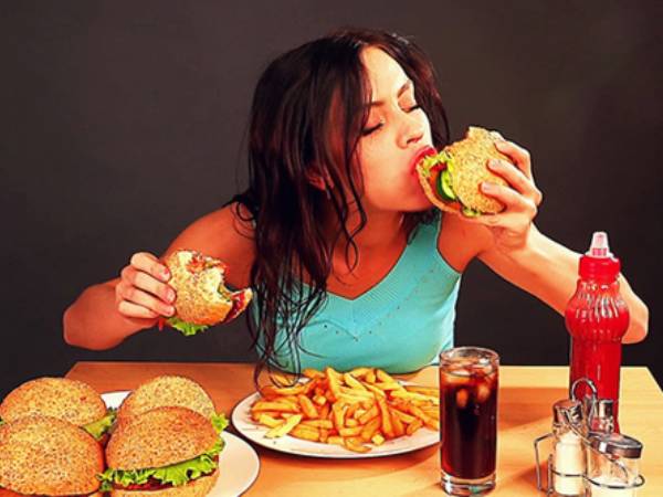 तेज खाने से आती है हिचकी तेज खाने से आती है हिचकी