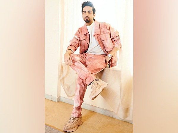 पीच कलर के आउटफिट में आयुष्मान खुराना