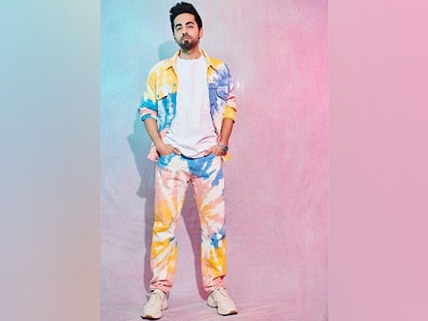 मल्टीकलर जींस और जैकेट में आयुष्मान खुराना