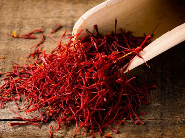 पिंपल के यूज करें केसर का ऑयल