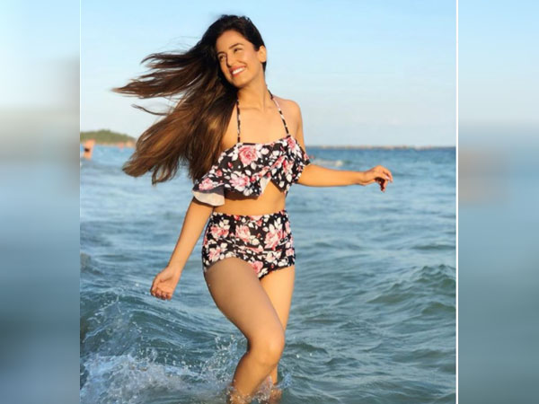 फ्लोरल बिकिनी में सृष्टि