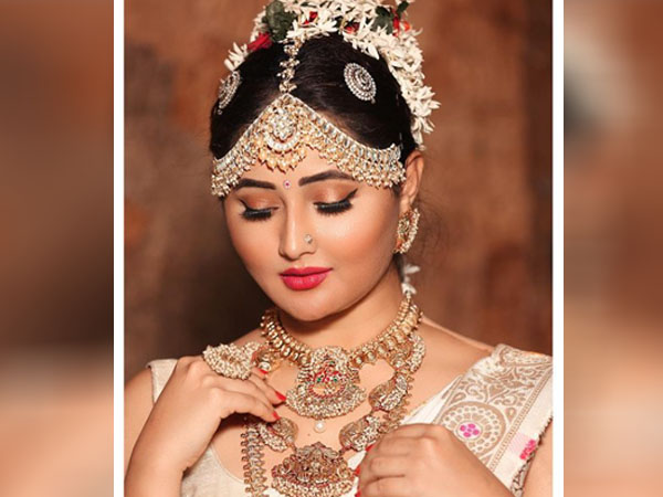 गोल चेहरे पर माथा पट्टी गोल चेहरे पर माथा पट्टी
