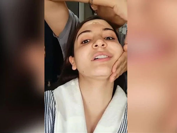 अनुष्का शर्मा की तरह चेहरे को करें डिटॉक्स अनुष्का शर्मा की तरह चेहरे को करें डिटॉक्स