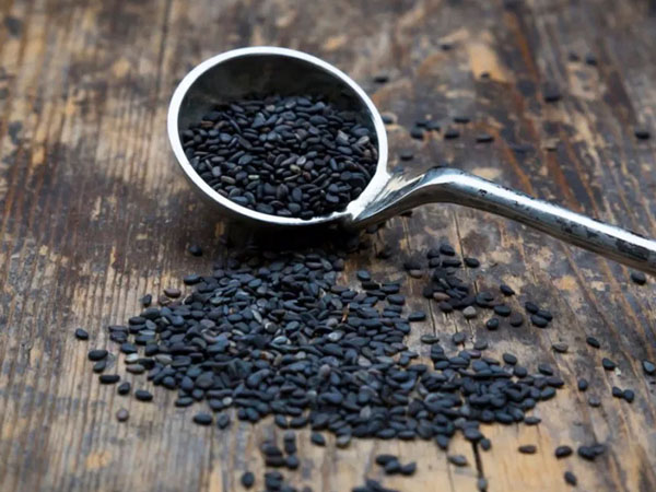 मुलायम बालों के लिए इस्तेमाल करें तिल का हेयर मास्क मुलायम बालों के लिए इस्तेमाल करें तिल का हेयर मास्क