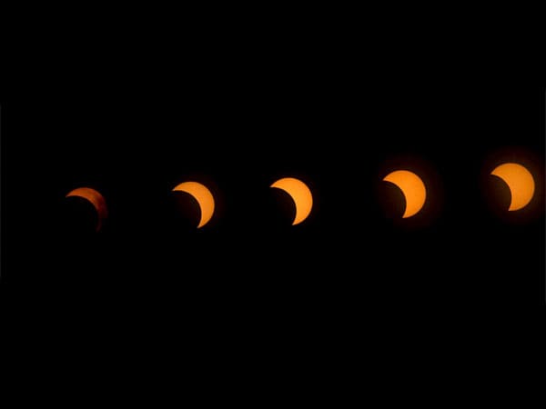 आखिरी चंद्र ग्रहण - 19 नवंबर आखिरी चंद्र ग्रहण - 19 नवंबर