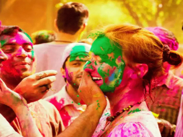 अच्छे मॉइश्चराइजर और डर्क शेड़ नेल पॉलिश अच्छे मॉइश्चराइजर और डर्क शेड़ नेल पॉलिश