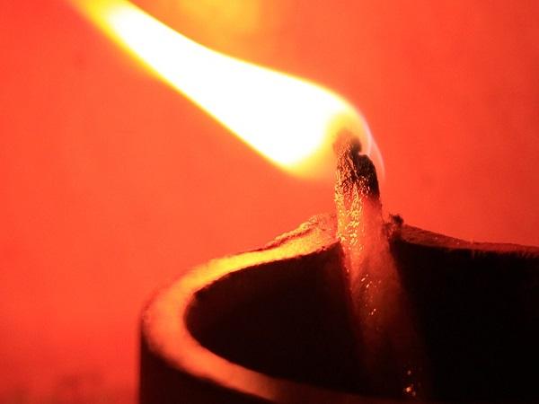 पूजा में ध्यान रखें दीपक से जुड़ी ये बातें - पूजा में ध्यान रखें दीपक से जुड़ी ये बातें -