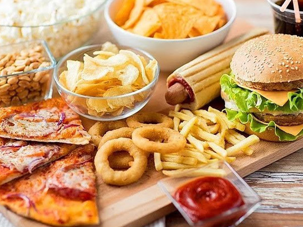 ऑयली फूड का सेवन ना करें ऑयली फूड का सेवन ना करें
