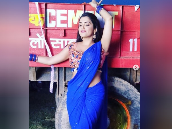 ब्लू साड़ी में आम्रपाली दुबे ब्लू साड़ी में आम्रपाली दुबे