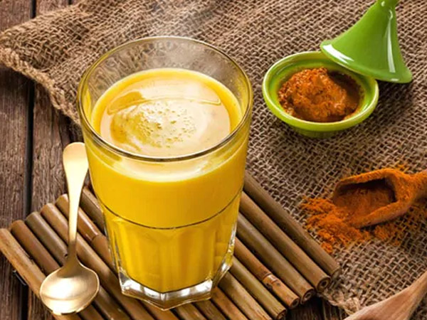 हल्दी वाला गर्म दूध हल्दी वाला गर्म दूध