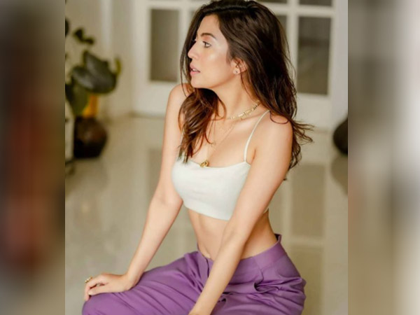 बरखा सिंह स्टाइलिश लुक बरखा सिंह स्टाइलिश लुक