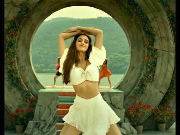 व्हाइट ड्रेस में दिशा पटानी व्हाइट ड्रेस में दिशा पटानी