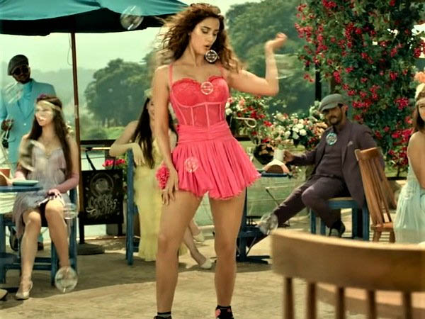 पिंक ड्रेस में दिशा पटानी पिंक ड्रेस में दिशा पटानी