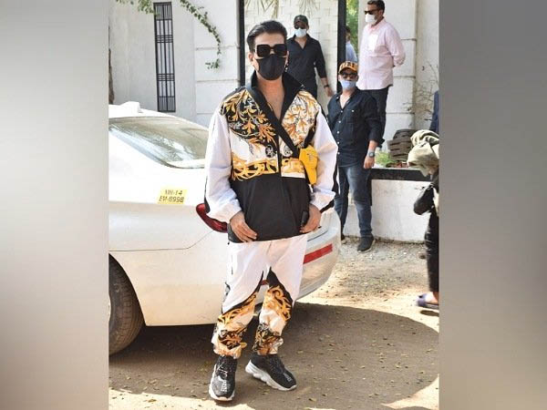 व्हाइट वर्साचे सेपरेट्स में करण जौहर व्हाइट वर्साचे सेपरेट्स में करण जौहर