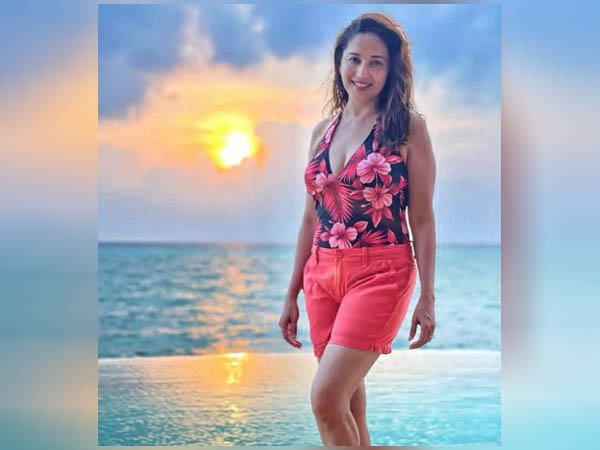 शॉर्ट ड्रेस में माधुरी दीक्षित शॉर्ट ड्रेस में माधुरी दीक्षित